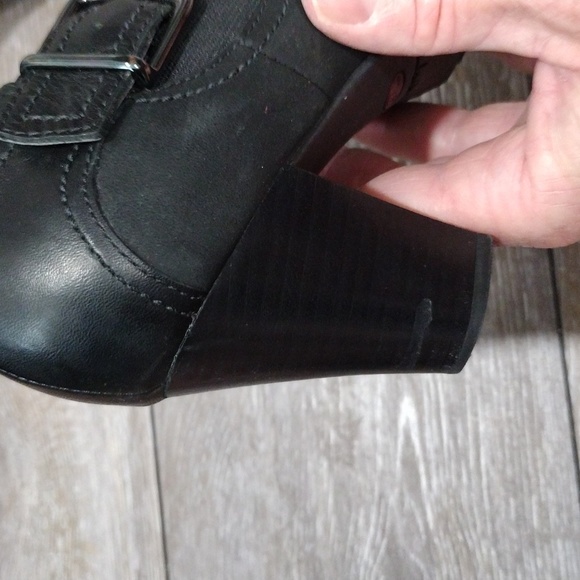 Clarks Artisan black leather zip ankle boots. Size 8. Mint condition - Picture 5 of 12